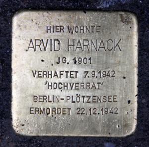 …und dies war der Stolperstein für Arvid Harnack. Beide Steine waren am 2.9.2013 verlegt worden © OTFW